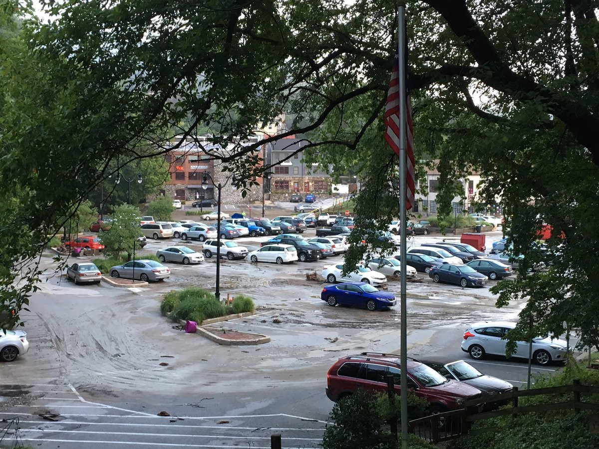 Nước lũ bất ngờ bủa vây thành phố Mỹ, cuốn phăng nhiều ôtô